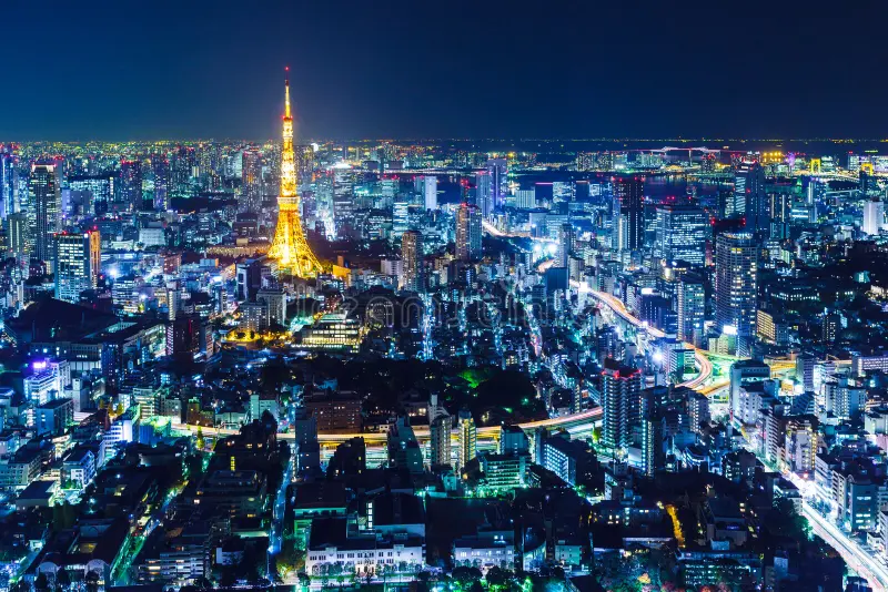 Cidade de Tóquio vista de cima, com prédios altos e cheia de luz neon